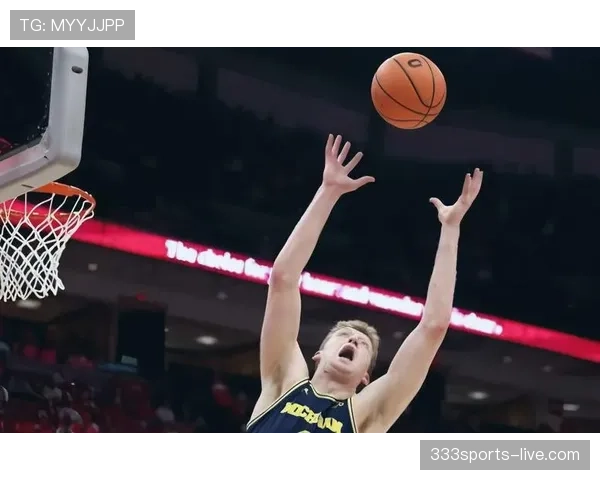 库珀·弗拉格无球跑动提升三分命中率明显 高效拉开进攻空间